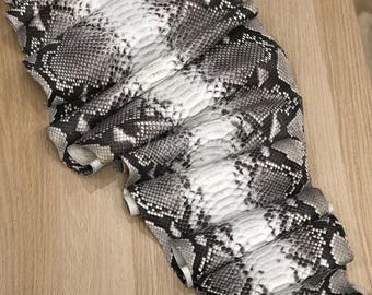 本物のパイソンレザースキン｜インドネシアのなめし革工場で無漂白の天然網目模様の腹革