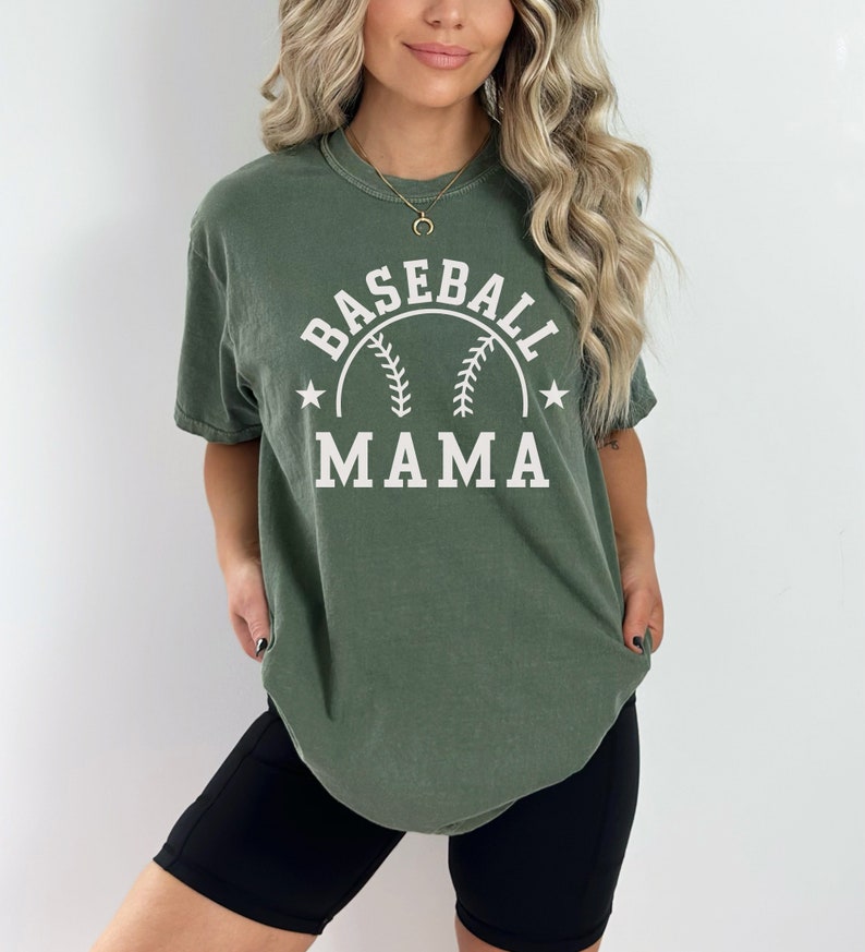 Custom Baseball Mama Shirt with Kids Name and Number Comfort Colors Game Day Mom Shirt Personalized Baseball Season Tshirt for Mom Bild 4