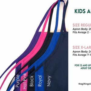 Peut inclure: Des tabliers pour enfants de diff&eacute;rentes couleurs : violet, rose vif, noir, bleu roi et marine. Les tabliers sont &eacute;tiquet&eacute;s avec des informations de taille : R&eacute;gulier (51cm L x 38cm L) et X-Large (61cm L x 41cm L). Le texte "KIDS APRONS" est visible.