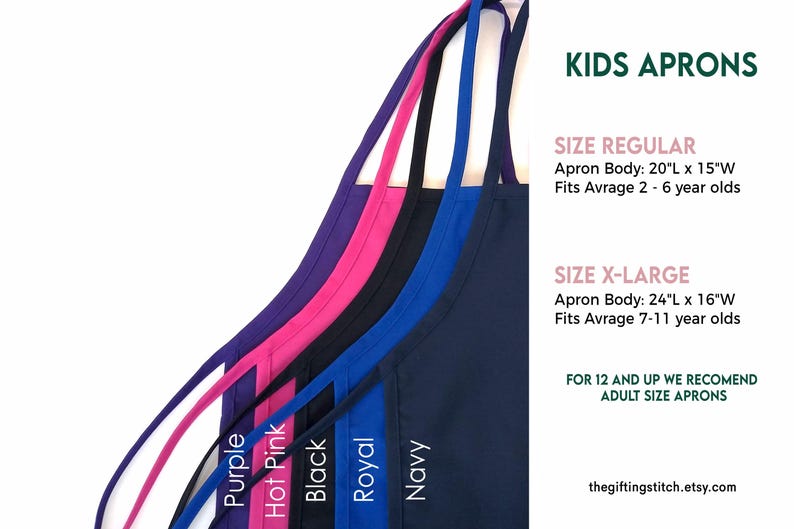 Peut inclure: Des tabliers pour enfants de diff&eacute;rentes couleurs : violet, rose vif, noir, bleu roi et marine. Les tabliers sont &eacute;tiquet&eacute;s avec des informations de taille : R&eacute;gulier (51cm L x 38cm L) et X-Large (61cm L x 41cm L). Le texte "KIDS APRONS" est visible.