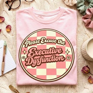 TDAH PNG, diseño de camiseta de disfunción ejecutiva, estética retro de los 90, humor neurodivergente, estampado de camiseta de meme divertido, PNG transparente