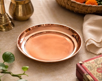 Handgjord polerad koppar thali-tallrik, rustik bohemisk köksinredning, traditionell serveringsskål
