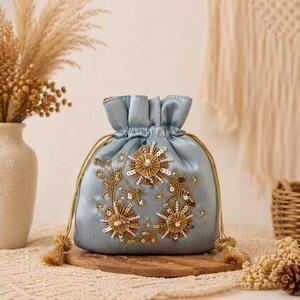 Bolso Potli de seda azul hecho a mano, bordado floral de zari dorado, bolso de mano de boda con cordón ajustable.