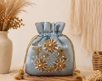 Bolso Potli de seda azul hecho a mano, bordado floral de zari dorado, bolso de mano de boda con cordón ajustable.