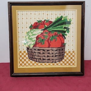 Vintage 1970-tals Crewel & Needlepoint Art Specialinramad Passepartout Tomater Purjolök 18 x 18
