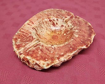 Posacenere vintage in alabastro intagliato a mano, colore rosso corallo, bordo organico, anni '60, Italia, taglia XL 8,5 pollici.