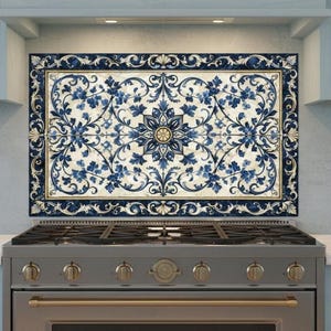 Peut inclure: Une crédence de cuisine décorative avec un motif floral bleu et blanc. La crédence rectangulaire présente un design détaillé avec une bordure bleu foncé et un médaillon floral central. Le design rappelle les carreaux traditionnels.