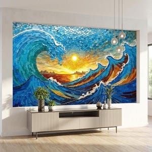 Op de afbeelding: Een mozaïek kunstwerk met oceaangolven en een zonsondergang. De golven zijn in blauw, turquoise en wit, met een gouden zonsondergang. Het kunstwerk is gemonteerd op een witte muur boven een moderne, lichtgekleurde kast.