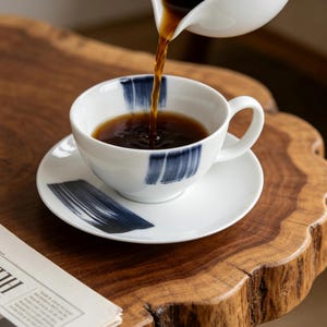 Handgefertigtes weißes Keramik-Kaffeetassen-Set mit blauem Pinselstrich-Design, minimalistische künstlerische Latte-Tasse mit Untertasse, Geschirr im japanischen Stil