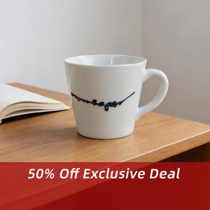 Puede incluir: Taza de cerámica blanca con asa curva y diseño decorativo de línea azul y marrón. La taza está sobre una superficie de madera. El texto "50% Off Exclusive Deal" está en la parte inferior de la imagen.
