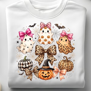 Fantasmi di Halloween civettuoli PNG, Fantasma con fiocco leopardato PNG, Fantasma con zucca decorata PNG, Maglietta di Halloween alla moda PNG, Regalo autunnale