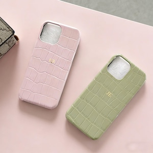 Può includere: Un set di tre tazze in ceramica con finitura opaca e macchiettata. Le tazze sono nei toni del crema, grigio chiaro e grigio scuro. Ogni tazza ha un design semplice e minimalista.