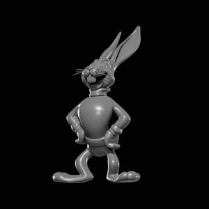Op de afbeelding: Een grijze cartoon konijnfiguur met lange oren, een brede grijns en handen op de heupen. Het konijn draagt een coltrui en heeft een zelfverzekerde houding tegen een zwarte achtergrond. De figuur is een 3D-rendering.