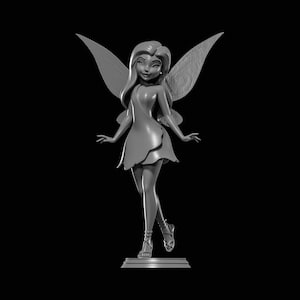 以下が含まれることがあります： 大きな、詳細な翼を持つ妖精のグレースケールフィギュア。妖精は短いドレスとサンダルを身に着けており、小さな長方形の台座に立っています。このフィギュアは長い髪をしていて、腕を広げて微笑んでいます。