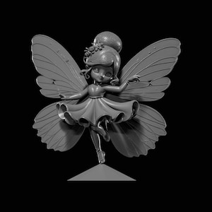 Puede incluir: Figura en escala de grises de un hada con grandes alas de mariposa, un vestido corto y una flor en el pelo. El hada está posando de puntillas, con los brazos extendidos. El fondo es negro.