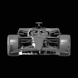 Pode incluir: Imagem em tons de cinza de um carro de corrida de Fórmula 1, visto de frente contra um fundo preto. O carro apresenta um design de baixo perfil, pneus grandes, uma asa dianteira proeminente e uma carroceria aerodinâmica. Os detalhes do carro são claramente visíveis.