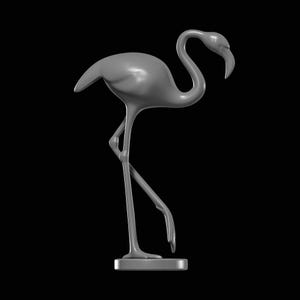 Può includere: Una scultura di fenicottero grigio con un lungo collo curvo e gambe sottili. L'uccello è in piedi su una piccola base rettangolare. La scultura è realizzata in un materiale liscio su sfondo nero.