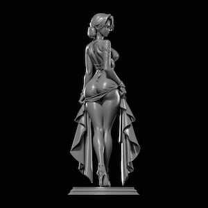Può includere: Scultura in scala di grigi di una donna in un abito fluente, vista da dietro. La figura è in piedi su una base rettangolare, con l'abito drappeggiato e sollevato su entrambi i lati. La donna ha i capelli raccolti e guarda sopra la spalla.