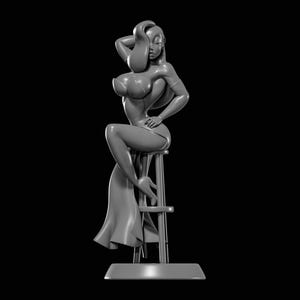 Puede incluir: Escultura en escala de grises de una mujer sentada en un taburete. La figura tiene proporciones exageradas, viste un atuendo ajustado y tacones altos. Su largo cabello está peinado en ondas y tiene un brazo levantado por encima de la cabeza.