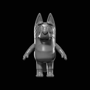 Op de afbeelding: Een grijze, driedimensionale figuur van een cartoonhond met een glimlachende uitdrukking. De hond heeft grote oren, een afgeronde snuit en uitgestrekte armen. De figuur staat op twee benen tegen een zwarte achtergrond.