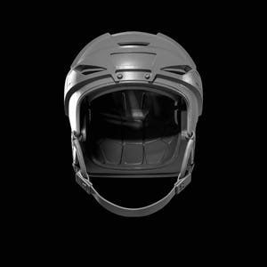 Op de afbeelding: Een grijze hockeyhelm met kinband, ontworpen voor bescherming. De helm heeft een gegoten binnen- en buitenschaal met ventilatieopeningen en een gezichtsbeschermer. De helm wordt getoond tegen een zwarte achtergrond.