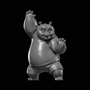 Peut inclure: Figurine grise imprimée en 3D représentant un panda dans une pose dynamique, un bras levé et l'autre tendu. Le panda porte un short et affiche une expression souriante. Le fond est noir uni.