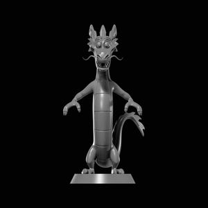 Puede incluir: Figura de dragón gris con expresión sonriente, de pie sobre una base rectangular. El dragón tiene un cuerpo largo, brazos extendidos y una cola curvada. El fondo es negro.