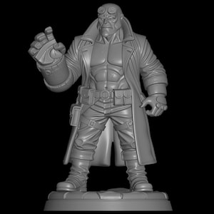 Op de afbeelding: Een grijze beeldje van een gespierd personage met een trenchcoat, handschoenen en een grote mechanische hand. De figuur staat op een klein platform, met een strenge uitdrukking. Het personage heeft hoorns en draagt een broek en laarzen.