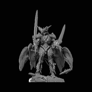 Peut inclure: Figurine en niveaux de gris d'un guerrier ailé, tenant deux épées. La figurine présente une conception détaillée et blindée avec un casque à cornes et des accents de plumes. Le guerrier se tient sur une base rocheuse sur fond noir.