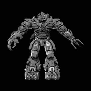 Op de afbeelding: Een grijswaardenafbeelding van een gedetailleerde robotfiguur met een complex ontwerp. De robot heeft een streng gezicht, gelede armen met klauwachtige handen en een gesegmenteerd lichaam. De figuur staat tegen een zwarte achtergrond.
