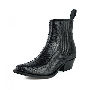 Könnte beinhalten: Schwarzer Stiefelette mit spitzer Zehenpartie und Schlangenleder-Optik. Der Stiefel hat einen kleinen Absatz und eine Zuglasche hinten. Das Design ist im klassischen Western-Stil gehalten und für verschiedene Outfits geeignet. Die Stiefelhöhe beträgt ca. 15 cm.