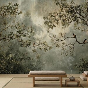 Puede incluir: Un mural que representa una serena escena de bosque con &aacute;rboles, follaje y p&aacute;jaros posados en ramas. La paleta de colores es apagada, con tonos de verde, marr&oacute;n y gris. El mural est&aacute; instalado en una habitaci&oacute;n con un dise&ntilde;o minimalista.