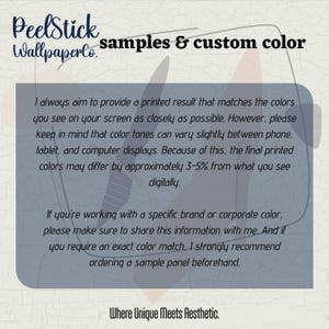 Puede incluir: Imagen con el texto "PeelStick Wallpaper Co. muestras y color personalizado". El texto explica que los colores pueden variar ligeramente entre las pantallas digitales y los resultados impresos. Recomienda pedir una muestra.