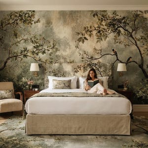 Puede incluir: Un dormitorio con un mural con tem&aacute;tica de la naturaleza y cortinas a juego. Una cama con ropa de cama blanca y un camino de cama verde es el punto focal. Una persona est&aacute; leyendo un libro en la cama. Tambi&eacute;n hay un sill&oacute;n beige y una c&oacute;moda de madera.