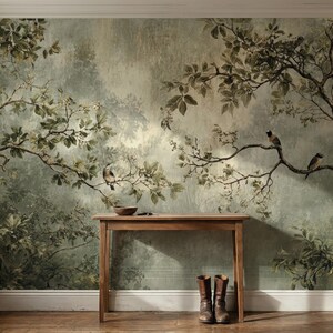 Puede incluir: Un mural que representa una escena de bosque con p&aacute;jaros posados en ramas. Una mesa de madera y botas est&aacute;n frente al mural. La paleta de colores incluye tonos de verde, marr&oacute;n y gris.