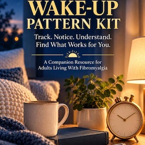 Könnte beinhalten: Ein Ressourcen-Kit mit dem Titel The Fibromyalgia Wake-Up Pattern Kit und dem Text Track. Notice. Understand. Find What Works for You. A Companion Resource for Adults Living With Fibromyalgia. Enthält eine Tasse, ein Buch, einen Stift und eine Uhr.