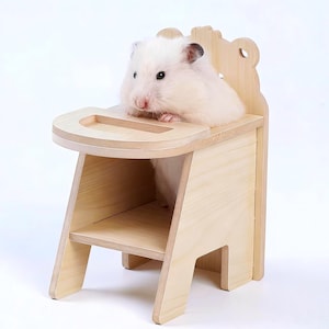 Puede incluir: Un juego de tres tazas de cerámica con un acabado mate moteado. Las tazas son de color crema, gris claro y gris oscuro. Cada taza tiene un diseño simple y minimalista.