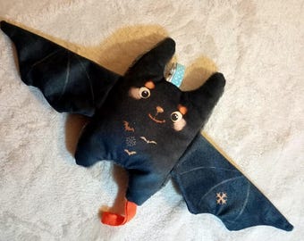 Weiche Plüschfledermaus mit beweglichen Flügeln