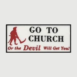 Puede incluir: Letrero rectangular con borde negro y fondo blanco. El texto "GO TO CHURCH" está en negro, y "Or the Devil Will Get You!" está en rojo. Una silueta roja de una figura con una horca está a la izquierda.