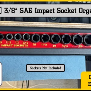 Op de afbeelding: Een rode 3/8" SAE impact dopsleutel organizer met zwarte doppen. De organizer heeft verschillende dopsleutelmaten, waaronder 5/16, 3/8, 7/16, 1/2, 9/16, 5/8, 11/16, 3/4, 13/16, 7/8 en 15/16 inch. De tekst "Sockets Not Included" is ook zichtbaar.