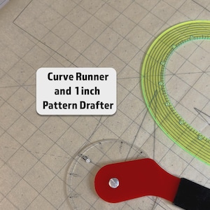 Puede incluir: Imagen de herramientas de costura para la creaci&oacute;n de patrones. La imagen muestra un trazador de curvas de pl&aacute;stico transparente con un mango rojo, una regla circular verde-amarilla y un rect&aacute;ngulo blanco con el texto "Curve Runner and 1 inch Pattern Drafter".