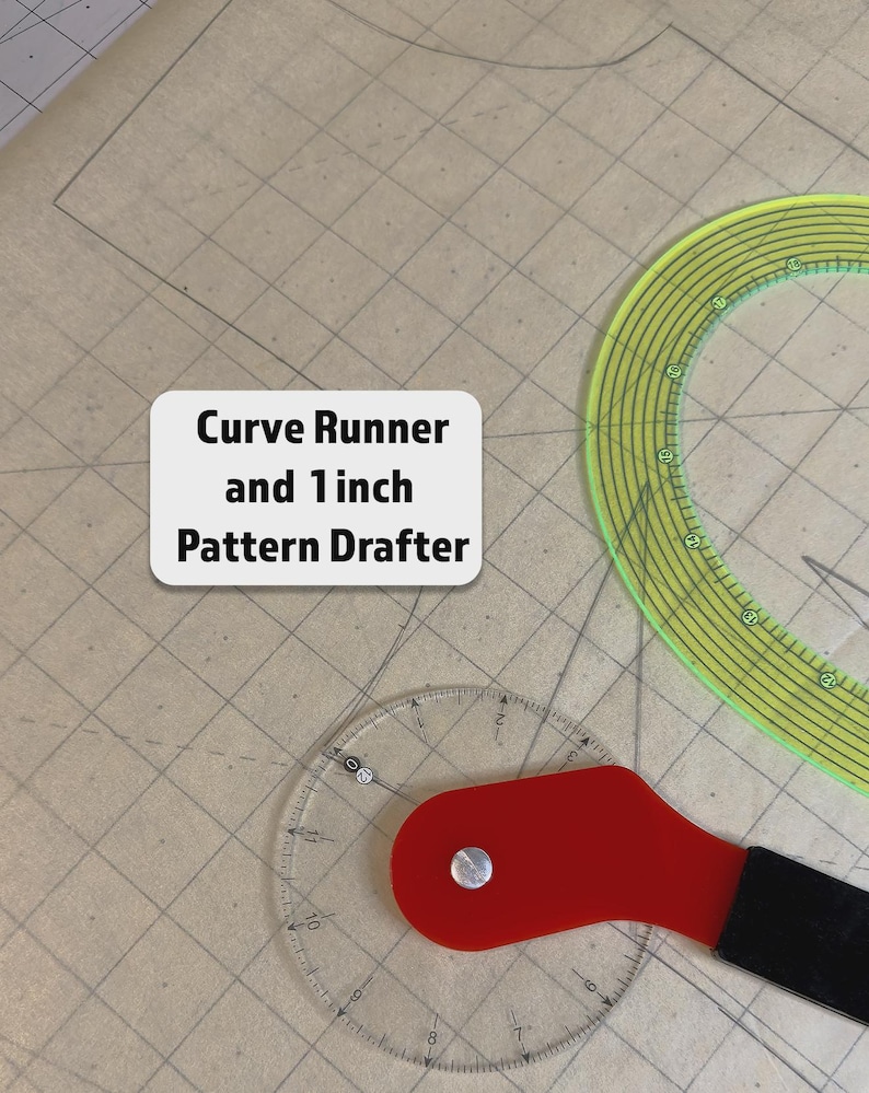 Puede incluir: Imagen de herramientas de costura para la creaci&oacute;n de patrones. La imagen muestra un trazador de curvas de pl&aacute;stico transparente con un mango rojo, una regla circular verde-amarilla y un rect&aacute;ngulo blanco con el texto "Curve Runner and 1 inch Pattern Drafter".
