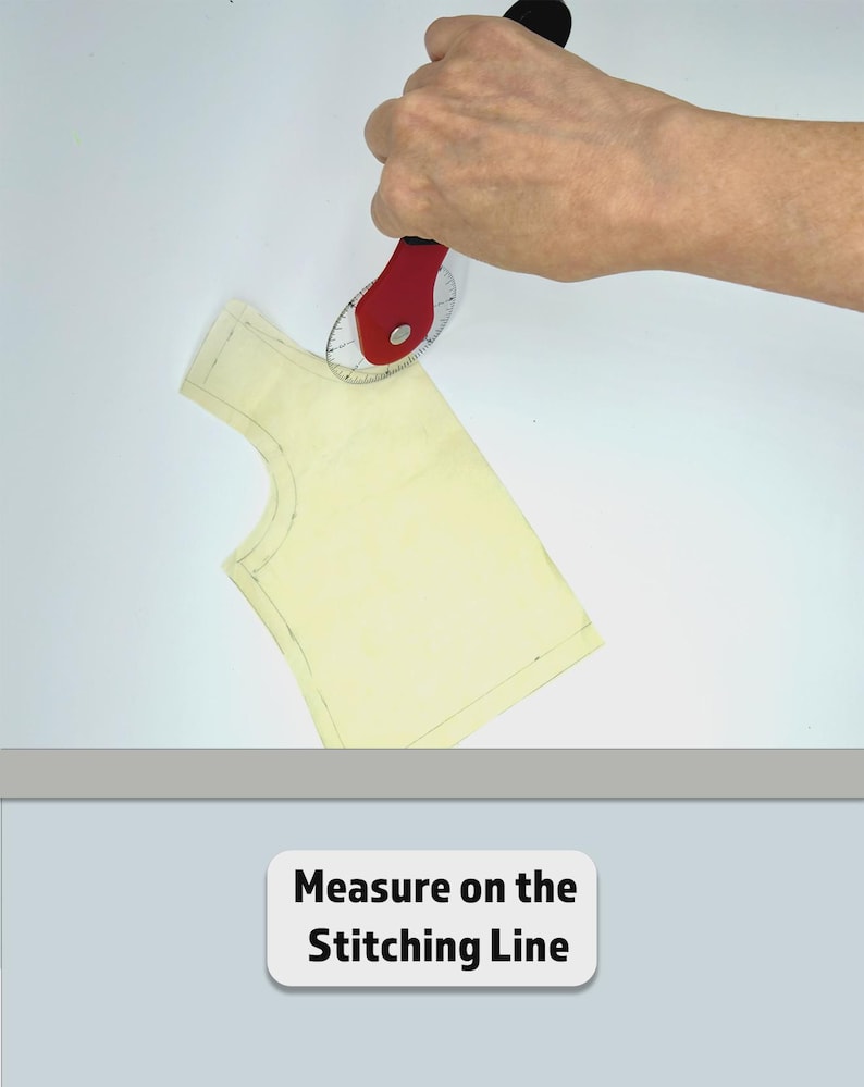 Puede incluir: Un cortador rotatorio rojo con un mango negro mide un patr&oacute;n de tela amarilla. El texto "Measure on the Stitching Line" se muestra sobre un fondo blanco.