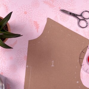 Puede incluir: Un juego de tres tazas de cer&aacute;mica con un acabado mate moteado. Las tazas son de color crema, gris claro y gris oscuro. Cada taza tiene un dise&ntilde;o simple y minimalista y un asa redondeada.