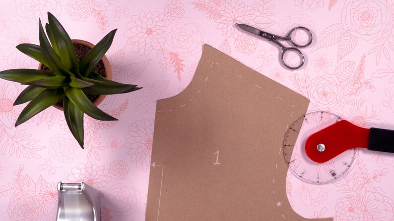 Puede incluir: Un juego de tres tazas de cer&aacute;mica con un acabado mate moteado. Las tazas son de color crema, gris claro y gris oscuro. Cada taza tiene un dise&ntilde;o simple y minimalista y un asa redondeada.