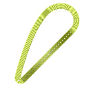 Könnte beinhalten: Ein flexibler, chartreusefarbener Kurvenlineal mit schwarzen Markierungen und einem Rastermuster. Das Lineal hat eine Reihe kleiner Löcher entlang seiner Kanten und ist für präzise Kurvenlinienmessungen konzipiert. Das Werkzeug wird zum Zeichnen und Entwerfen verwendet.