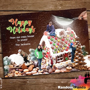 Digitale levering Personaliseer grappige kerstkaart met peperkoekhuis voor gezinsgebouw