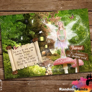 Puede incluir: Una invitación a una fiesta de cumpleaños con temática de hadas con una niña vestida de hada de pie sobre un hongo. La invitación presenta una escena de bosque de ensueño con una casa en el árbol y un rollo con los detalles de la fiesta. El texto en el rollo dice: "Únete a nosotros en el jardín de hadas Sábado, 5 de febrero de 2:00 a 5:00 pm 1234 Your Street Pixie City, ST 81201 RSVP: 719-555-1234". El texto en el cartel dice: "¡Hadas! ¡Es la fiesta de cumpleaños de Anastasia!"