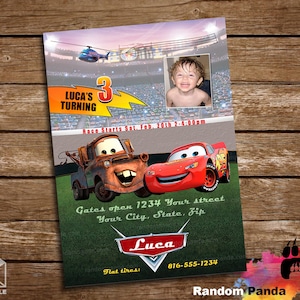 Puede incluir: Una invitación a una fiesta de cumpleaños con temática de Cars con un coche de carreras rojo y amarillo, una grúa oxidada y un helicóptero. La invitación dice "Luca's Turning 3" e incluye el texto "Race Starts Sat. Feb. 20th 2-4:00pm", "Gates open 1234 Your street Your City, State, Zip", "Flat tires!" y "816-555-1234".