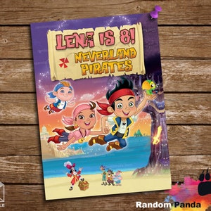 Può includere: Un invito di compleanno viola e blu con il testo "Lena ha 8 anni! Pirati di Neverland". L'invito presenta personaggi dei cartoni animati dello show "Jake e i Pirati di Neverland".